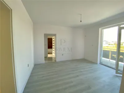 Giroc, apartament 3 camere, centrala proprie, etaj 1, parcare - Giroc
