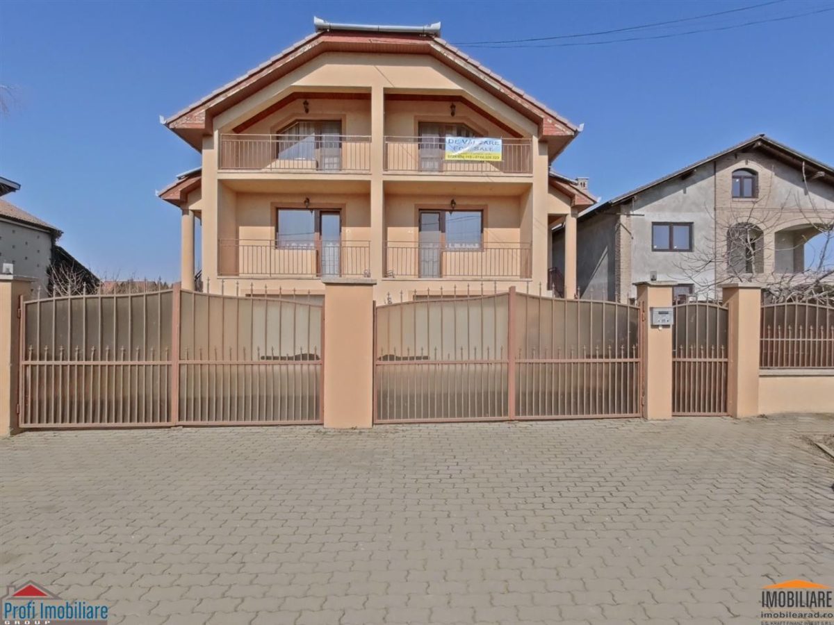 Casa mare cu etaj la principala in Fantanele - REDUCERE - Arad