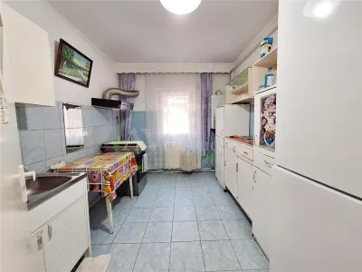 Apartament cu 3 camere, 55 mp utili  | Etaj 1, balcon si centrala– Zona Mioritei - foto 7