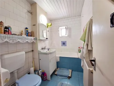 Apartament cu 3 camere, 55 mp utili  | Etaj 1, balcon si centrala– Zona Mioritei - foto 9
