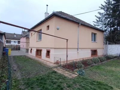 Casa cu 3 apartamente si 600 mp teren zona Lupeni - Sibiu