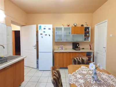 Casa cu 3 apartamente si 600 mp teren zona Lupeni - foto 13