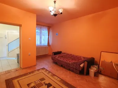 Casa cu 3 apartamente si 600 mp teren zona Lupeni - foto 15