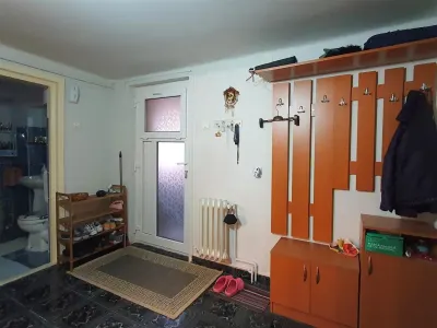 Casa cu 3 apartamente si 600 mp teren zona Lupeni - foto 22