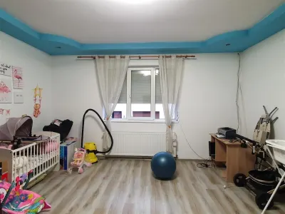 Casa cu 3 apartamente si 600 mp teren zona Lupeni - foto 4