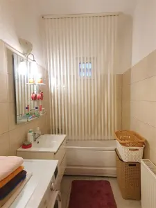 Casa cu 3 apartamente si 600 mp teren zona Lupeni - foto 9