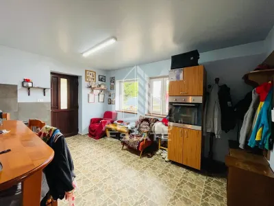 Casa primitoare de vanzare in Iratosu /120mp+teren 1400mp - foto 8