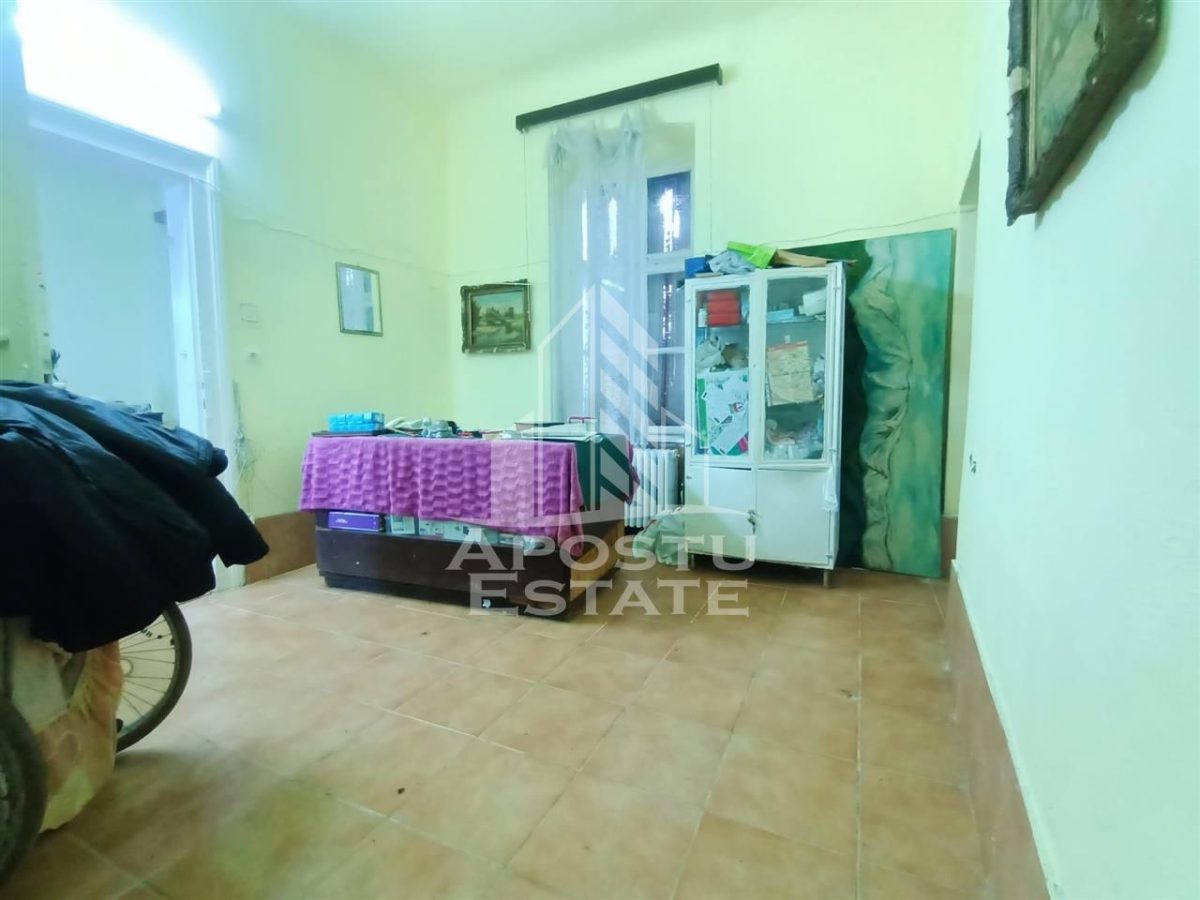 Apartament cu 4 camere, la parter, cu 2 fronturi stradale. - Timisoara