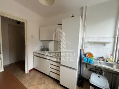 Apartament cu 3 camere, semidecomandat, etajul 2, zona Centrala - foto 2