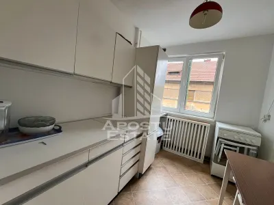 Apartament cu 3 camere, semidecomandat, etajul 2, zona Centrala - foto 6