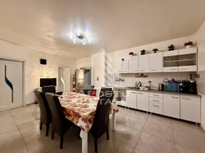 Apartament 2 camere,curte comuna,zona Lunei - foto 9