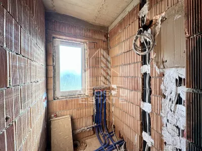 Jumatate de duplex cu 5 camere despartit prin garaj, 131 mp utili - foto 7