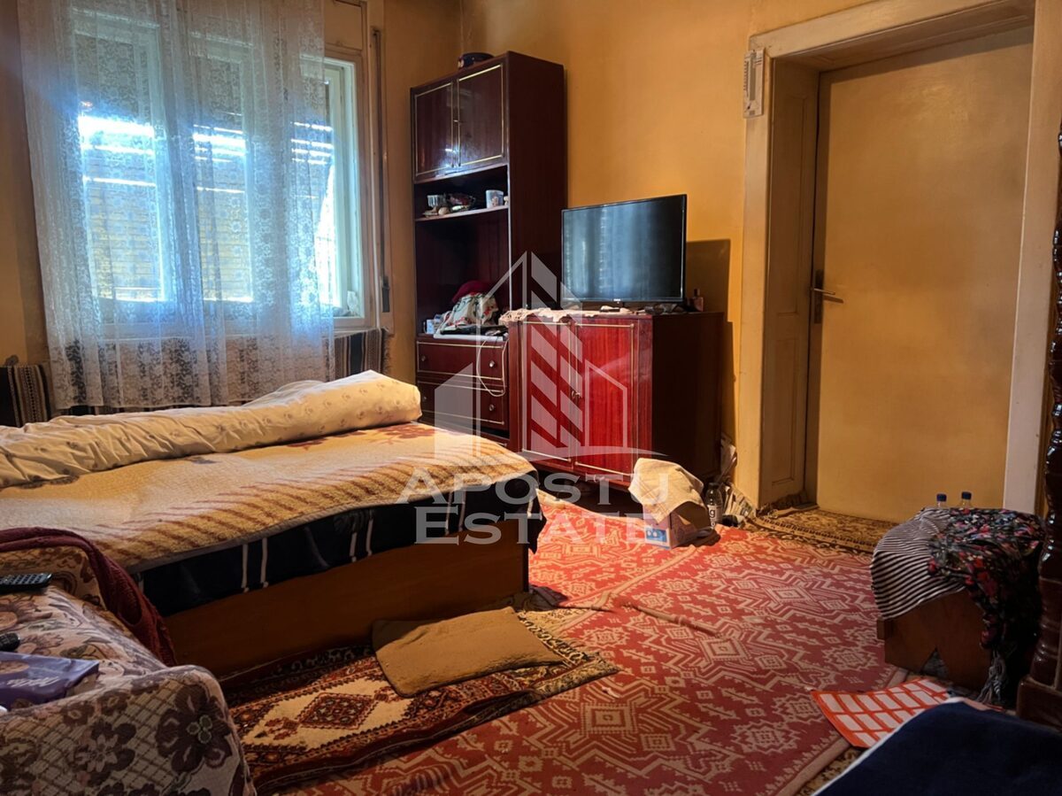 Casa batraneasca de vanzare cu teren de 1549mp, in Giarmata - Giarmata