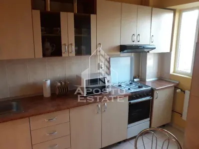 Apartament cu 2 camere,decomandat,in zona Intim. - foto 1
