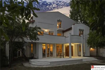 Vila cu vedere la lac 480 mp utili, lift si teren de 1.000 mp | Palat Stirbey - foto 1